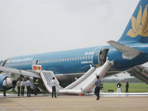Vietnam Airlines phải hoãn chuyến bay vì nam sinh "táy máy" ảnh 1